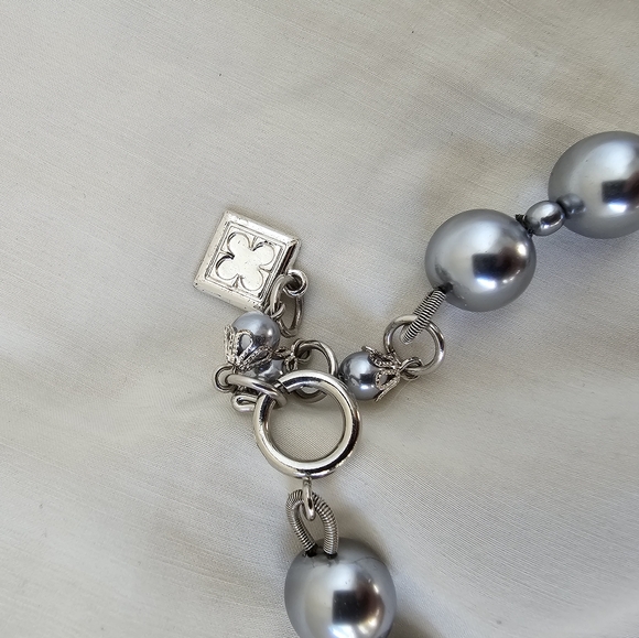 Liz Claiborne Vintage Iridescent Pearl, flowers Silver Tone and Crystal - Picture 3 of 4